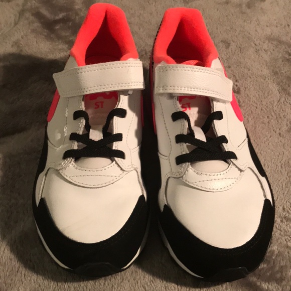 Nike Kids’ Air Max ST Sneaker - Picture 2 of 8